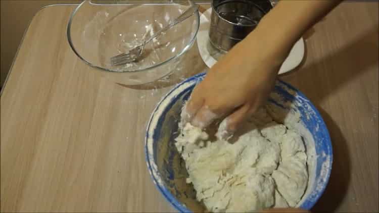 Pour faire des tartes à la mijoteuse, pétrir la pâte