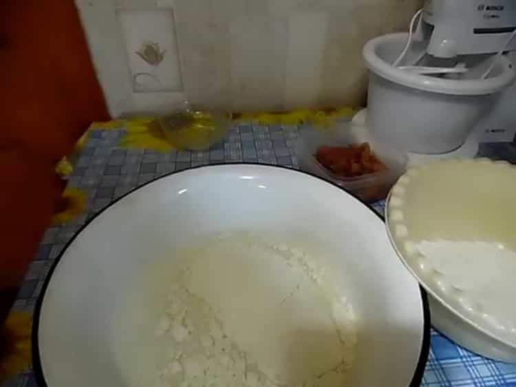 Tamiser la farine pour faire des tartes au four