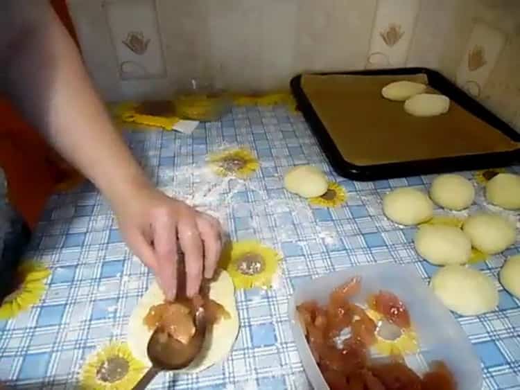 Pour préparer les tartes au four, déposez la farce sur la pâte