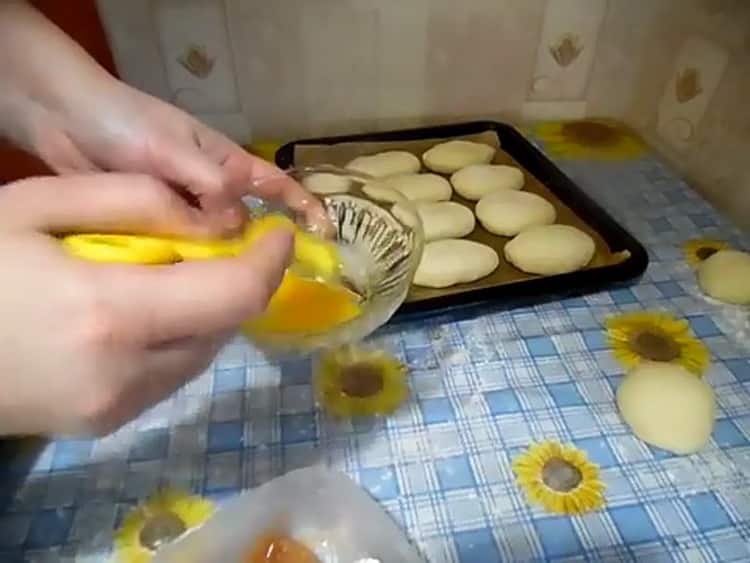 Pour faire des tartes au four, graisser la pâte avec un oeuf