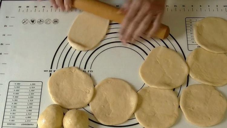 Abaisser la pâte pour faire des tartes aux cerises