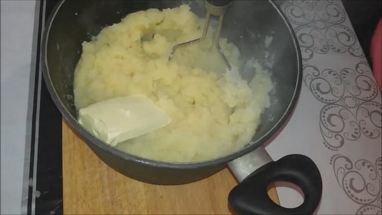 Agregue mantequilla para hacer empanadas de papa