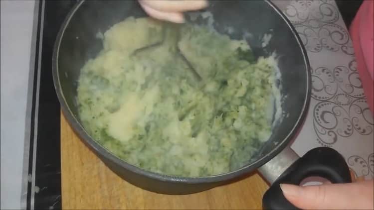 Pour cuire des tartes avec des pommes de terre, hachez les verts
