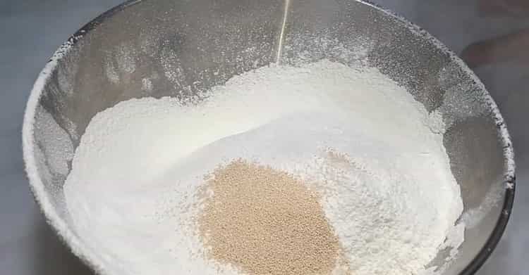 Tamiser la farine pour faire des tartes à la choucroute