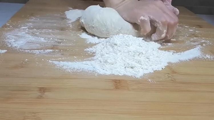 Pétrir la pâte pour faire des tartes à la choucroute
