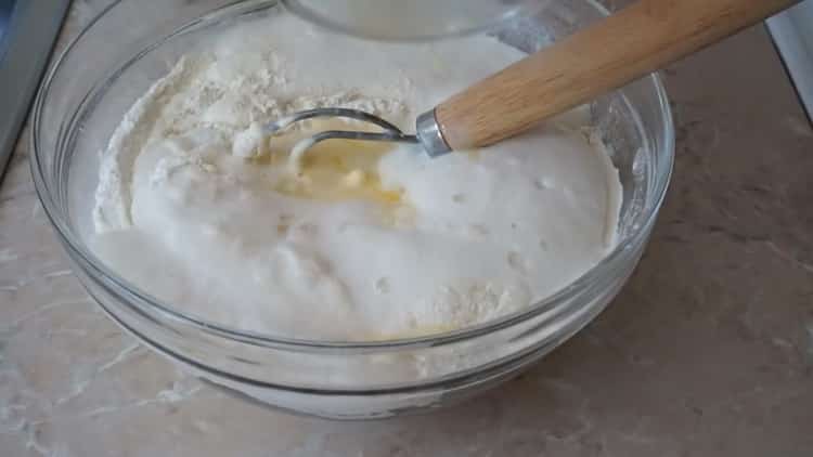 Para hacer pasteles con cebolla y huevos, haga una masa