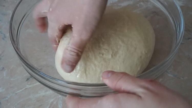 Para hacer pasteles con cebolla y huevos, amase la masa.