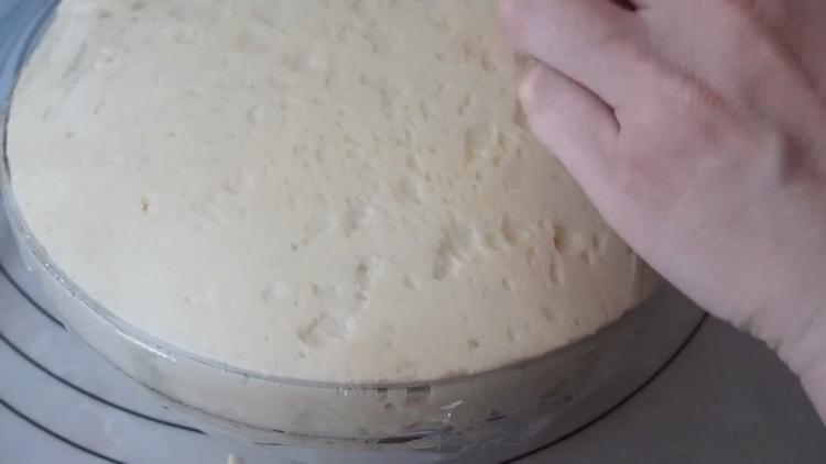 Pour faire des tartes avec des oignons et des œufs, laissez la pâte reposer