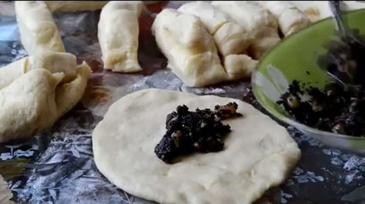 To make pies with poppy seeds, put the filling on the dough