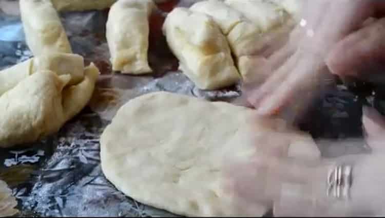 To make pies with poppy seeds, divide the dough