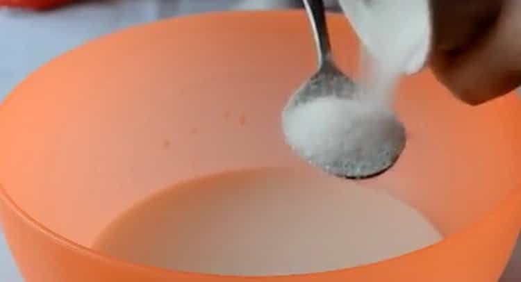 Dodajte šećer da napravite torte od makovih sjemenki