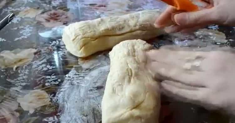 Abaisser la pâte pour faire des tartes aux graines de pavot