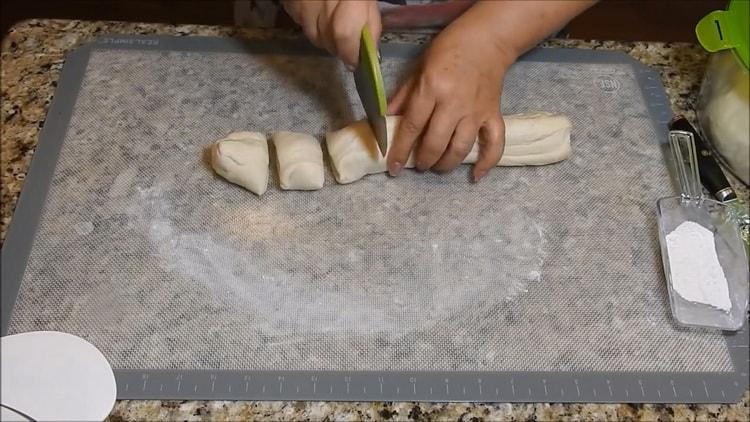 Para hacer empanadas de carne en el horno, corte la masa