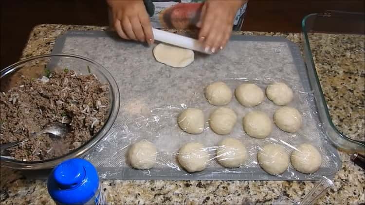 Roll out the dough to make meat patties in the oven