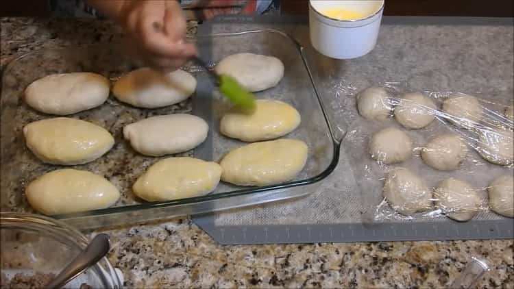 Para hacer empanadas de carne en el horno, engrase las empanadas con un huevo.
