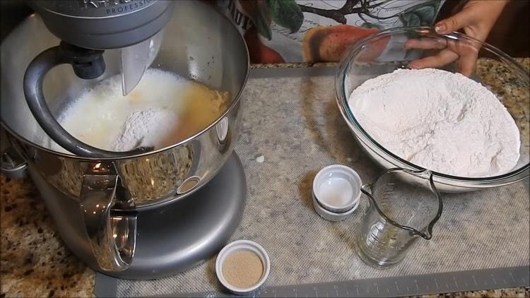 Kombinirajte sastojke kako biste napravili mesne pite u pećnici.