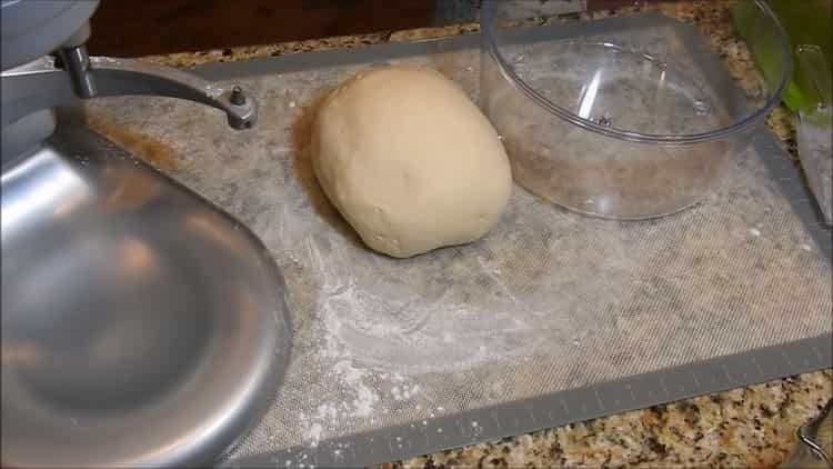 Para hacer empanadas de carne en el horno, prepare la masa