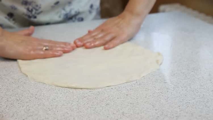 Da biste napravili pite s mesom od lisnatog tijesta, razvaljajte tijesto