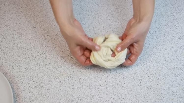 Rouler la pâte pour faire des tartes à la pâte feuilletée