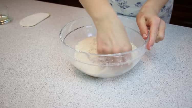 Pour faire des tartes à la pâte feuilletée, mélanger les ingrédients