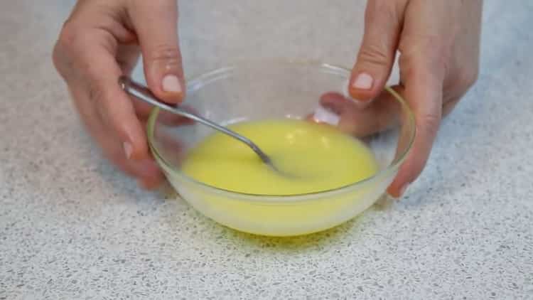 To make pies with puff pastry meat, melt the butter