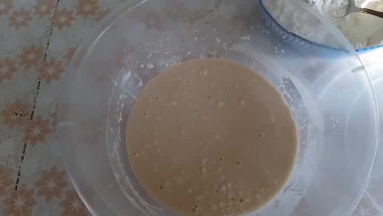 Pour faire des tartes à la confiture au four, préparez une pâte