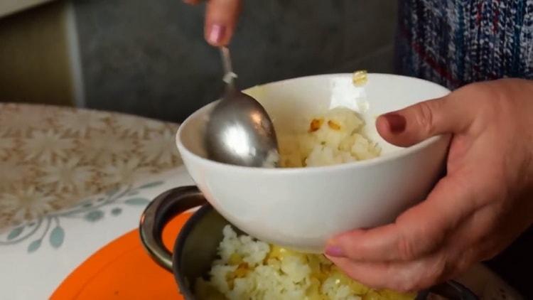 Mezcla los ingredientes para hacer pasteles de arroz