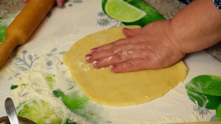 Estirar la masa para hacer pasteles de arroz