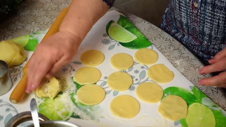 Diviser la pâte pour faire des tourtes de riz