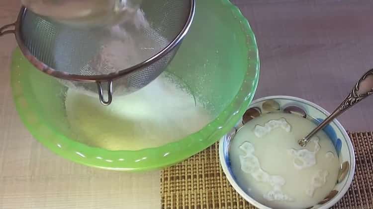 Tamizar la harina para hacer pasteles de salchicha