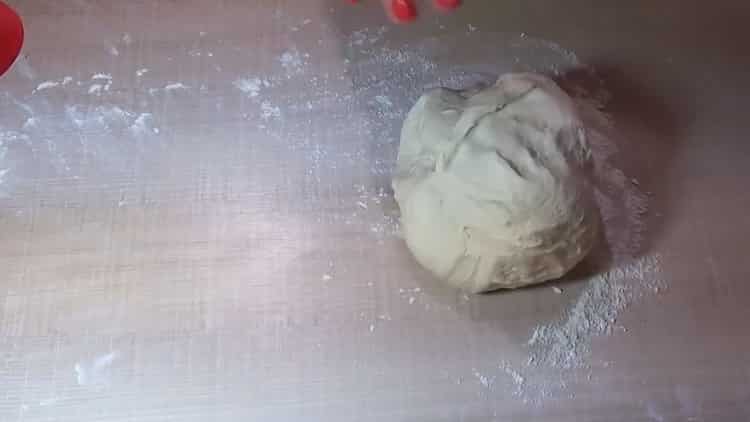 Pétrir la pâte pour faire des tartes à la saucisse