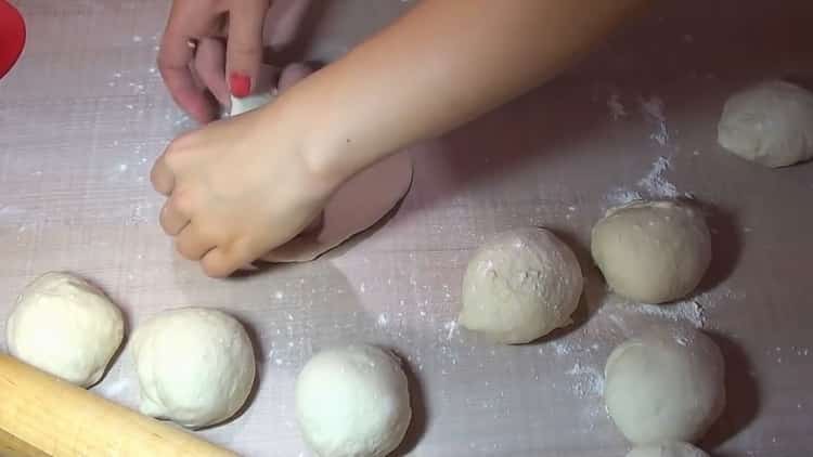 Para preparar pasteles con salchichas, ponga el relleno sobre la masa