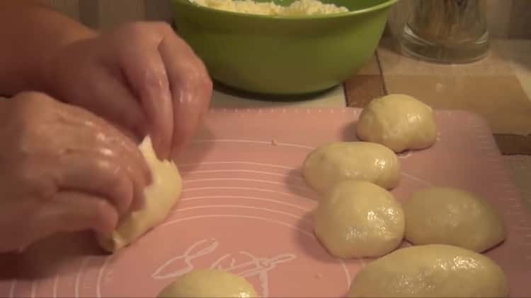 Para hacer pasteles con requesón, ponga el relleno sobre la masa