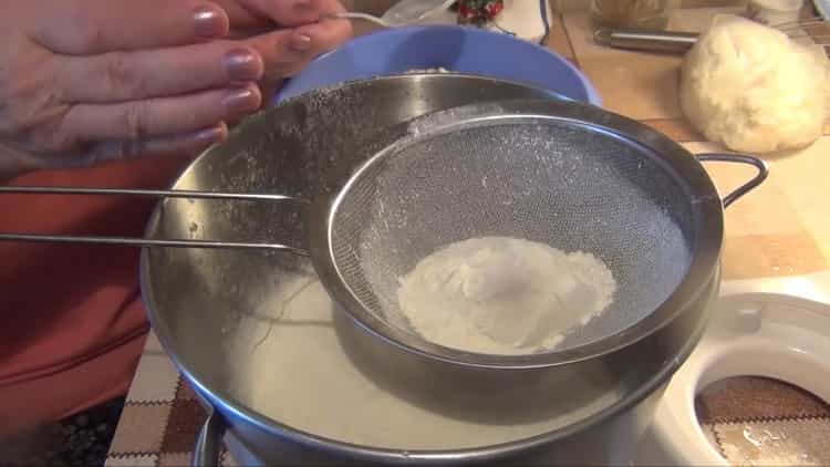 Tamizar la harina para hacer empanadas de requesón