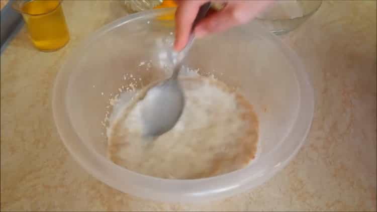 Para preparar pasteles de calabaza, prepare la levadura