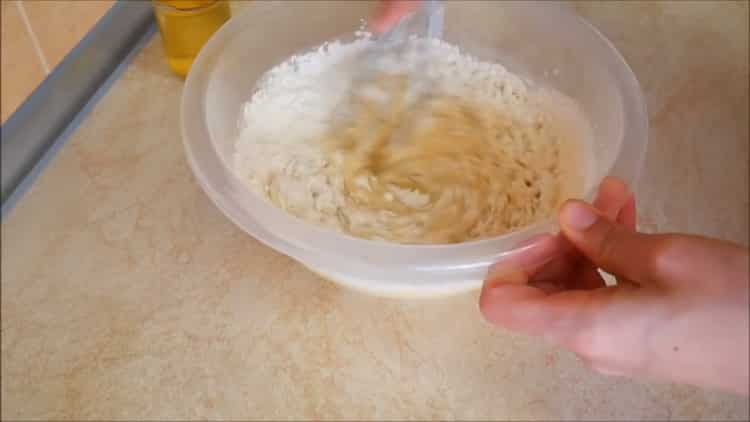 Tamiser la farine pour faire des tartes à la citrouille