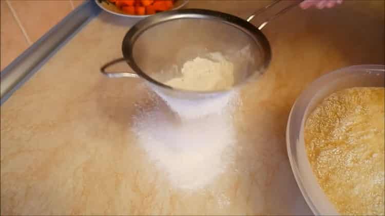 Tamiser la farine pour faire des tartes à la citrouille