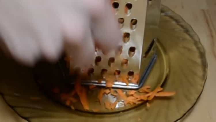 Râper les carottes pour faire des tartes hachées