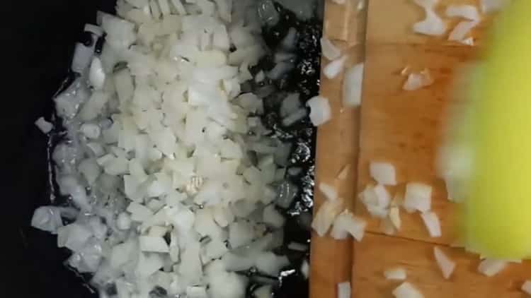 Fry the onions to make rice pies
