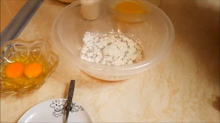 Pour faire des tartes hachées au four, préparez une pâte