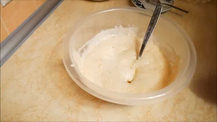 Tamiser la farine pour faire des tartes au four