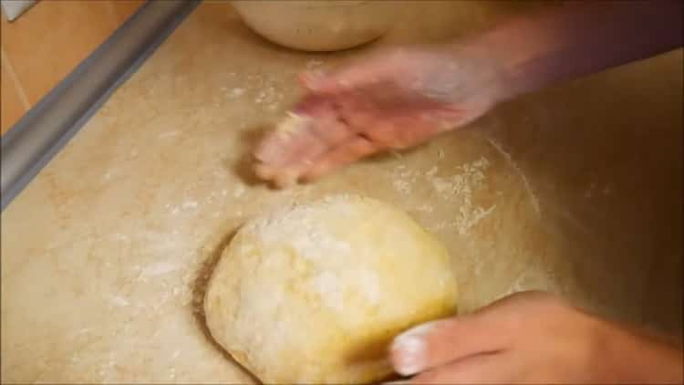 To make mince pies in the oven, prepare the dough