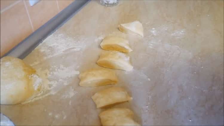 Para hacer tartas de manzana en el horno, corta la masa