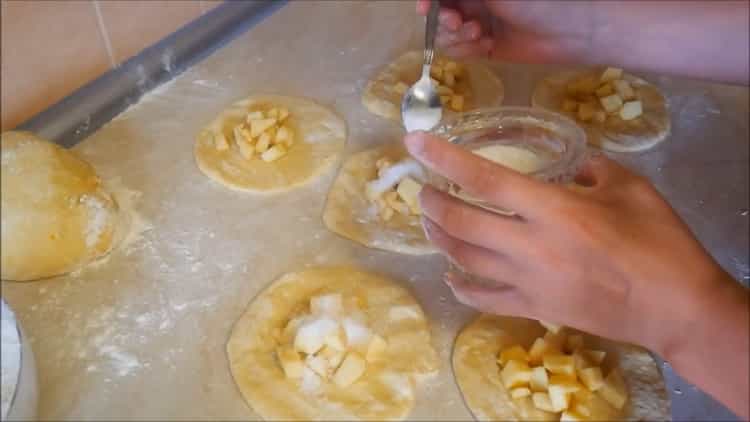 Para preparar pasteles con manzanas en el horno, ponga el relleno sobre la masa