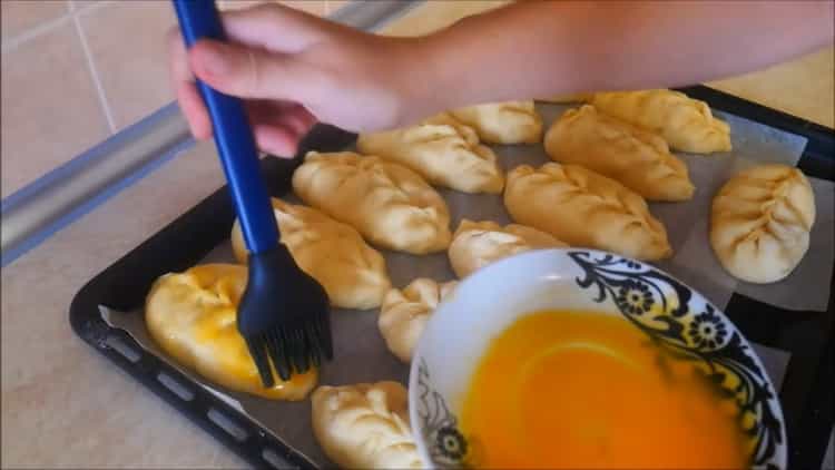 Para hacer pasteles con manzanas en el horno, engrase la masa con huevos