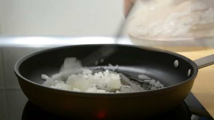 freír las cebollas para hacer empanadas de huevo