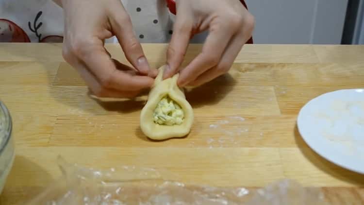 to make egg patties, put the filling on the dough
