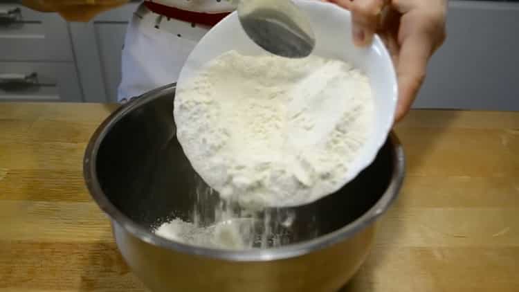 tamiser la farine pour faire des tartes aux œufs