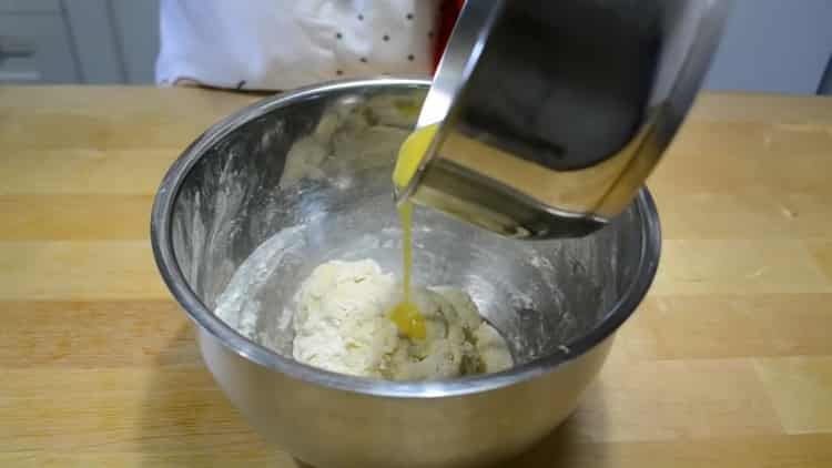 agregue mantequilla para hacer empanadas de huevo