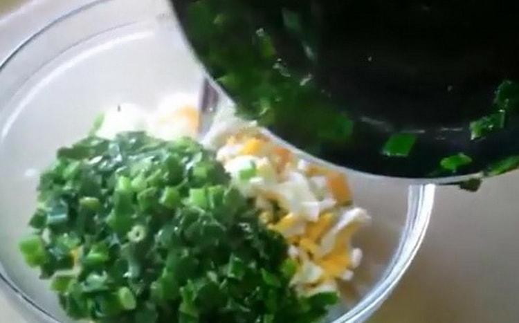 Pour faire des tartes avec des œufs et des oignons verts, préparez la garniture
